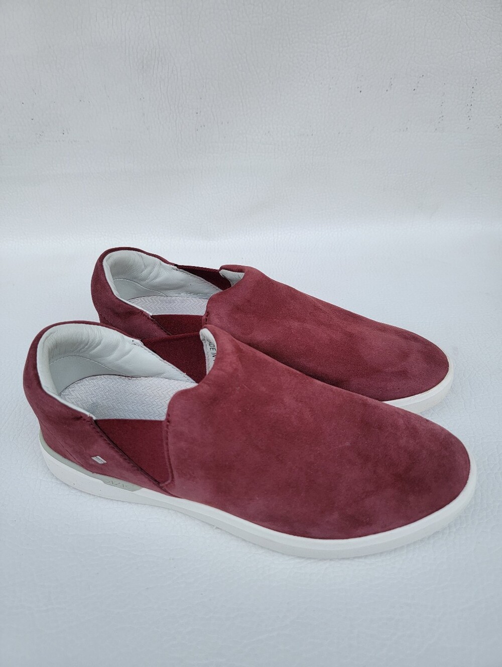 Kizik Paris Maroon Suede Women’s Slip On Shoes Sneakers Size 7 The shoes show si